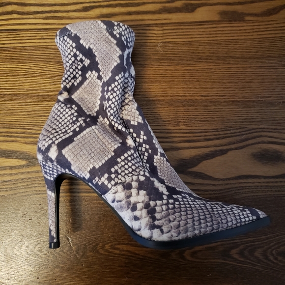 Steve Madden Distract Snake Skin Crystal Stud Trim Ankle Bootie 7.5 - Picture 3 of 5